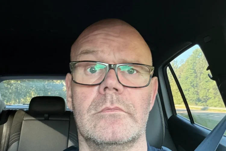 Nikolaj Florentz Mackowski og 17 brosten - Nikolaj i bil på vej til Sverige