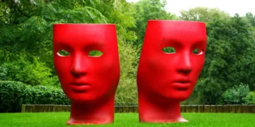 To røde masker på græsplæne som udtryk for Toulmins argumentationsmodel