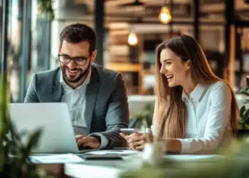 diskursanalyse - mand og kvinde analyserer diskurser sammen