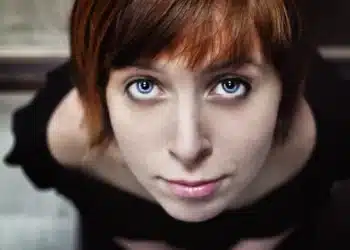 psykologisk tryghed - kvinde kigger trygt ind i kamera