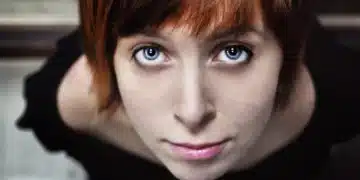 psykologisk tryghed - kvinde kigger trygt ind i kamera