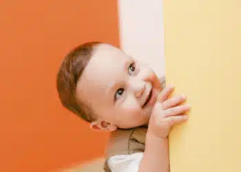 pyt-knappen - barn kigger glad rundt om hjørnet