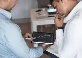 interessentanalyse - to ledere kigger på kurve på tablet