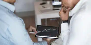 interessentanalyse - to ledere kigger på kurve på tablet