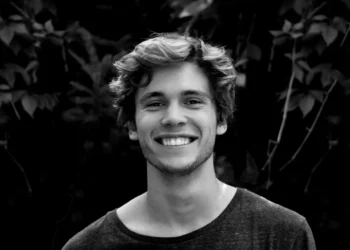 Flot ung mand som udtryk for favorisering på jobbet