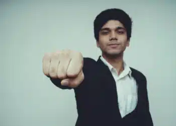 Transaktionel ledelse vs transformationel ledelse mand rækker knoen frem