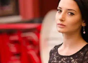 favorisering på jobbet - langhåret kvinde som er favorit