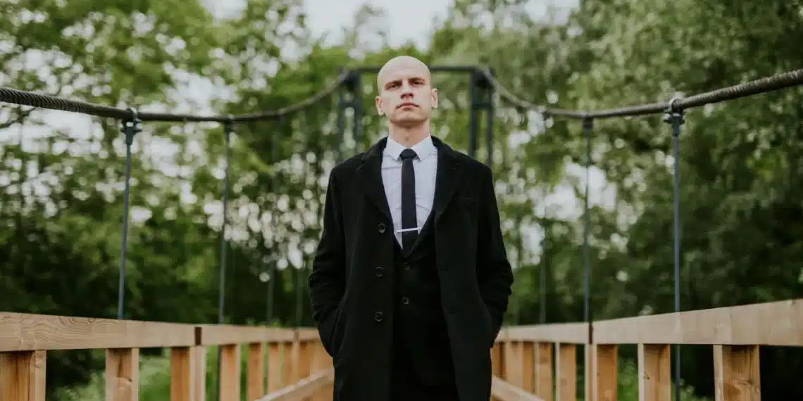 selvledelse - leder i jakkesæt alene på bro tegn på at lede sig selv