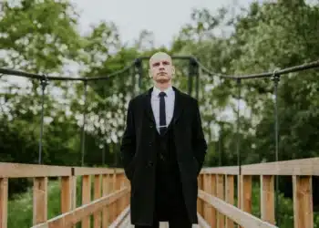 selvledelse - leder i jakkesæt alene på bro tegn på at lede sig selv