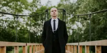 selvledelse - leder i jakkesæt alene på bro tegn på at lede sig selv