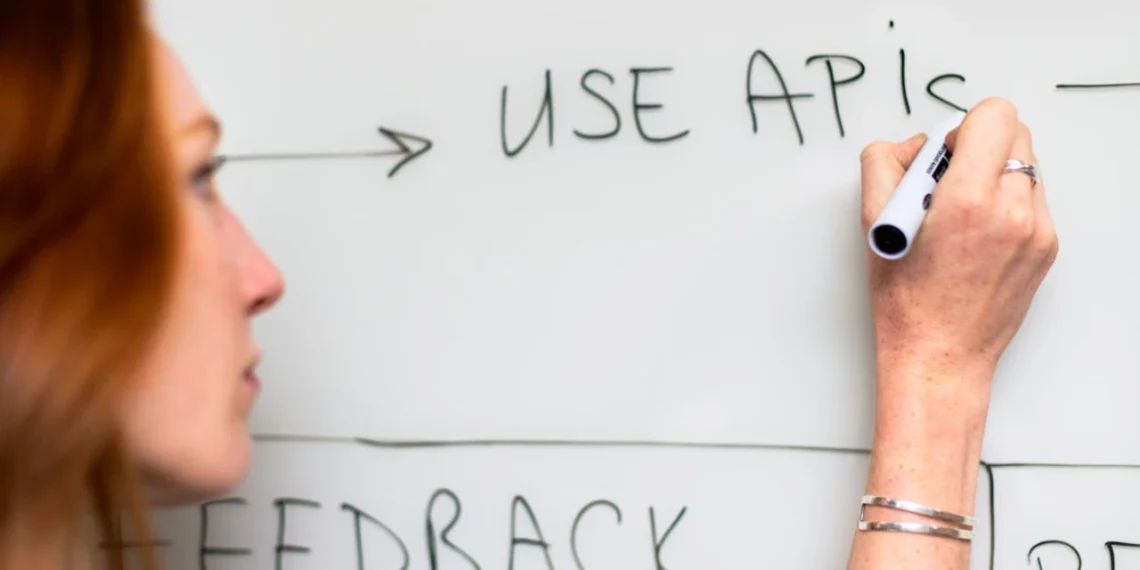 Kvinde arbejder agilt på tavle som udtryk for agilitet