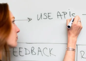 Kvinde arbejder agilt på tavle som udtryk for agilitet