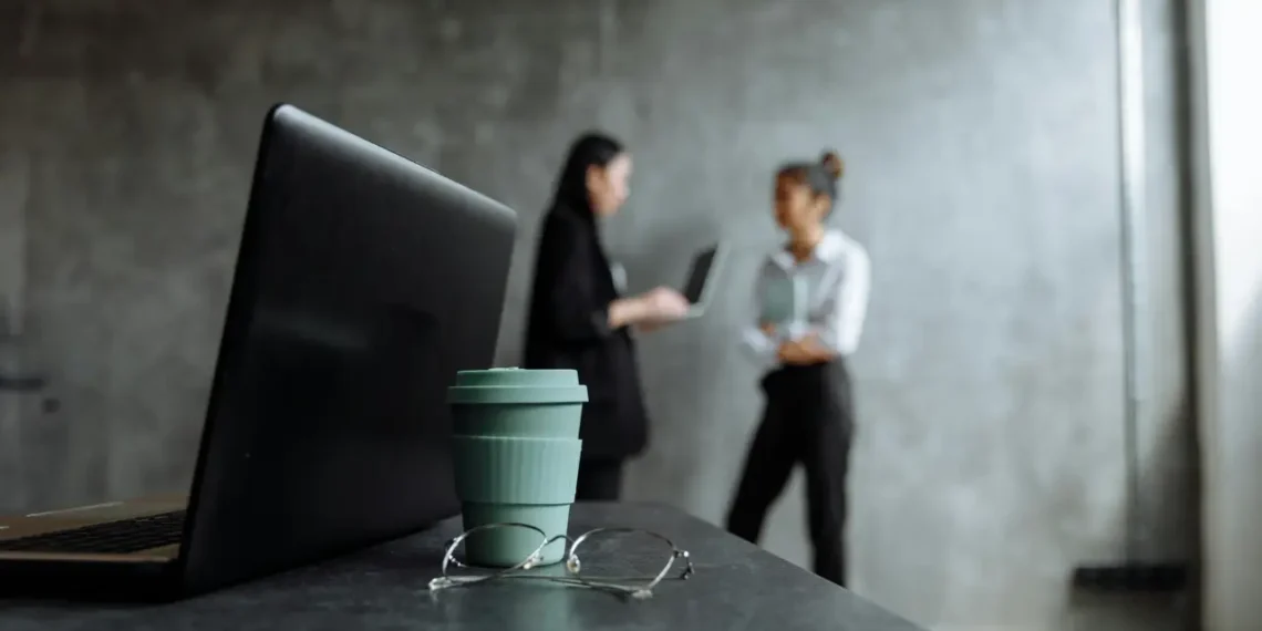 SEO Arbejde 2 kvinder i baggrunden den ene er leder