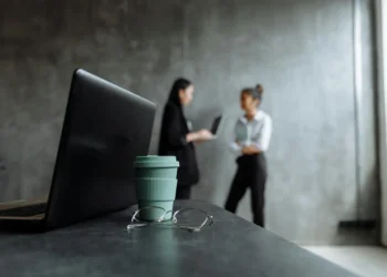 SEO Arbejde 2 kvinder i baggrunden den ene er leder