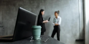 SEO Arbejde 2 kvinder i baggrunden den ene er leder