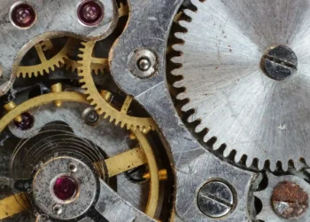 nærbillede af tandhjul i ur som metafor for relationel koordinering