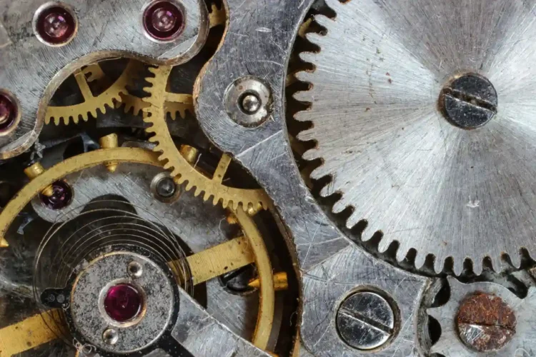 nærbillede af tandhjul i ur som metafor for relationel koordinering