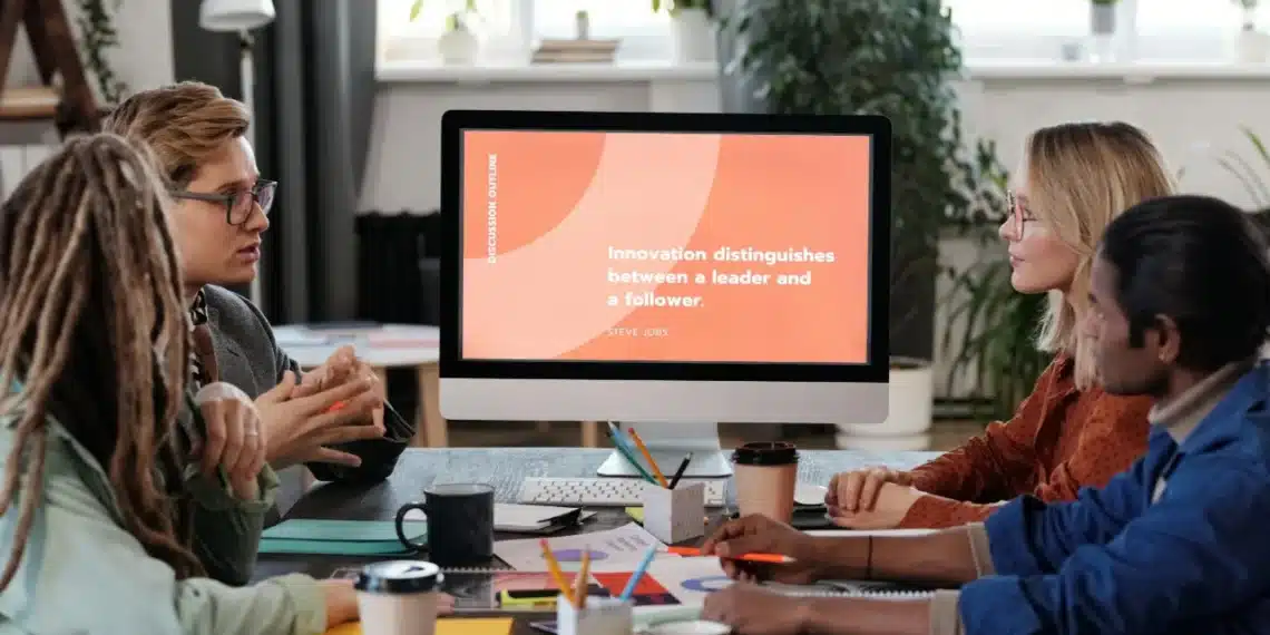 onboarding - team sidder sammen med den ny medarbejder