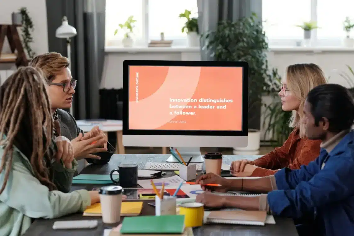 onboarding - team sidder sammen med den ny medarbejder