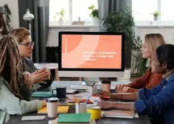 onboarding - team sidder sammen med den ny medarbejder