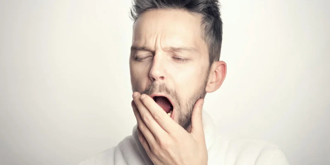 Mand gaber som udtryk for koffein i kaffe