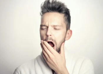 Mand gaber som udtryk for koffein i kaffe