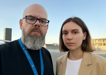 Ny leder og Nikolaj Mackowski sammen på p-plads på torvet i Albertslund