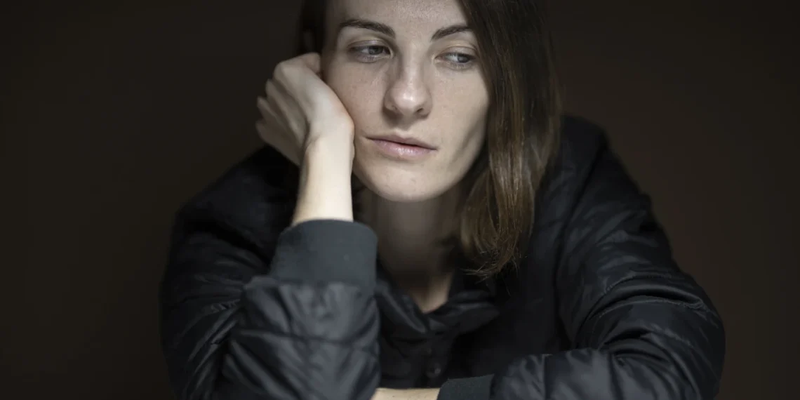 kaffe er ikke din ven - søvn er din ven - kvinde ser træt ud