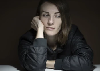 kaffe er ikke din ven - søvn er din ven - kvinde ser træt ud