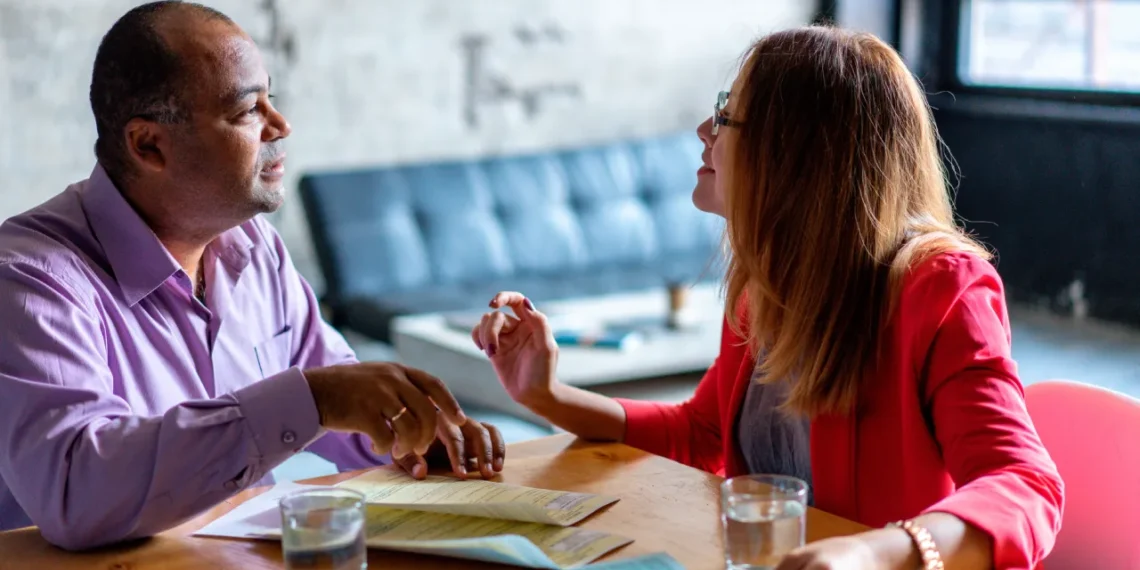 Feedback mand og kvinde sidder og udveksler den gode feedback