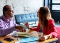 Feedback mand og kvinde sidder og udveksler den gode feedback