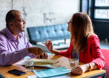 Feedback mand og kvinde sidder og udveksler den gode feedback