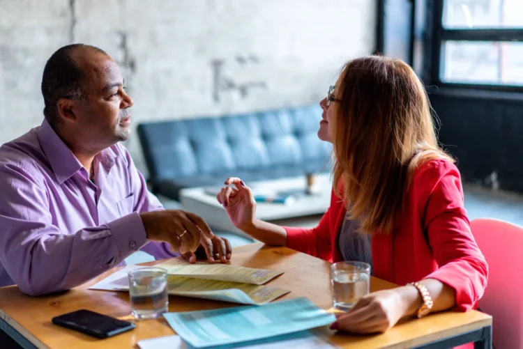Feedback mand og kvinde sidder og udveksler den gode feedback