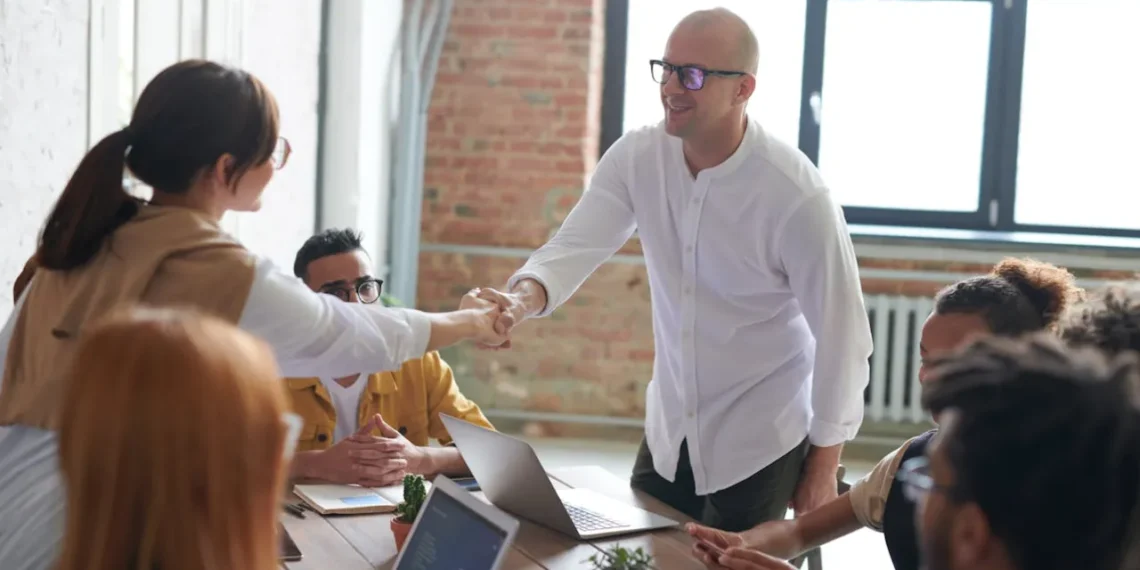 Ledelse i praksis - her giver leder hånd til medarbejder