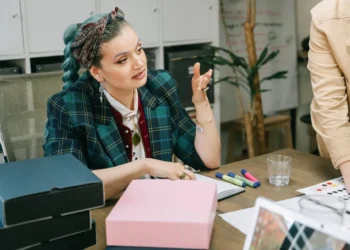 Ledelsesstil - her er en farverig leder som symbol på ledelsesstile