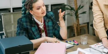 Ledelsesstil - her er en farverig leder som symbol på ledelsesstile