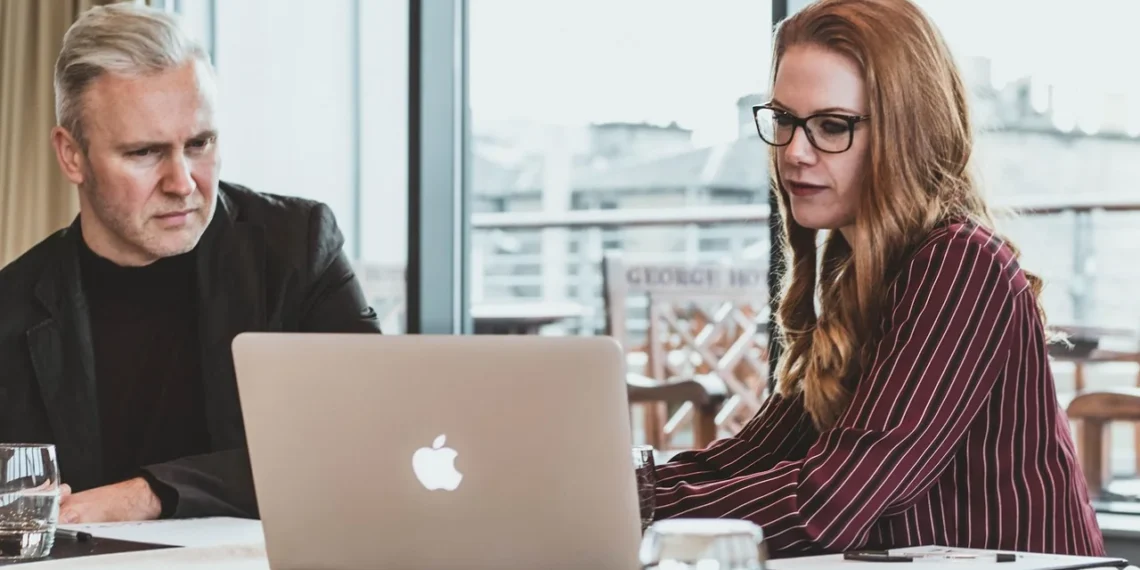 Tillidsbaseret ledelse - mand og kvinde foran computer