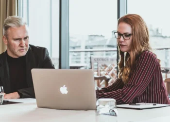 Tillidsbaseret ledelse - mand og kvinde foran computer