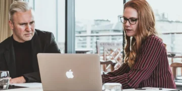 Tillidsbaseret ledelse - mand og kvinde foran computer