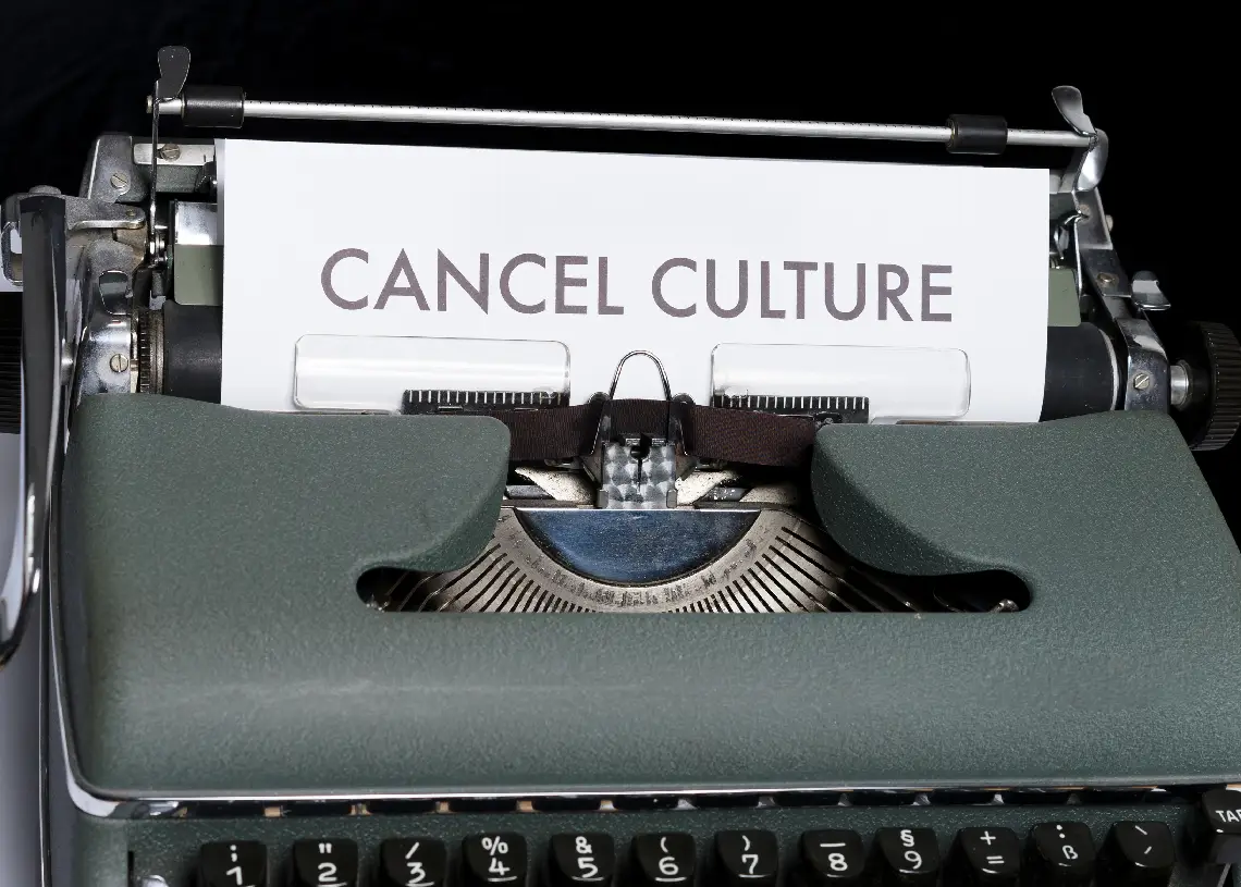 cancel culture skrevet på skrivemaskine på papir