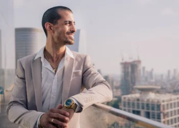 ledelsesstile og motivation - mand står på top af højhus og har succes