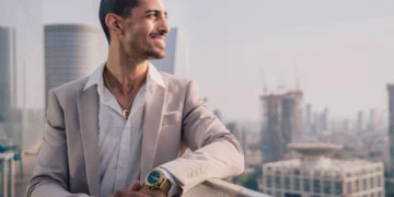 ledelsesstile og motivation - mand står på top af højhus og har succes