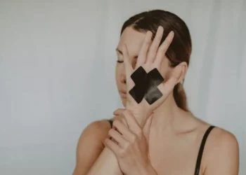 Generation x eller bare gen x her en kvinde med et x på hånden lavet af tape