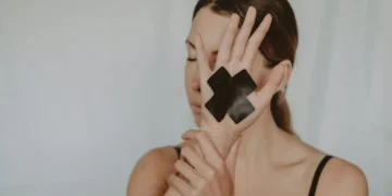 Generation x eller bare gen x her en kvinde med et x på hånden lavet af tape