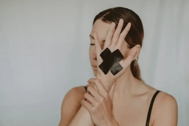 Generation x eller bare gen x her en kvinde med et x på hånden lavet af tape