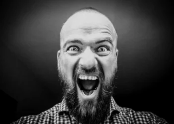 Tydelig ledelse mand råber med åben mund