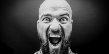 Tydelig ledelse mand råber med åben mund