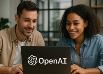 ChatGPT en mand og kvinde sidder på kontor bag computer