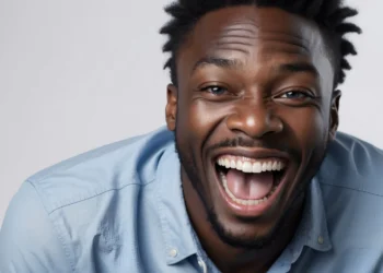 Indre motivation - storsmilende mand ser motiveret ud