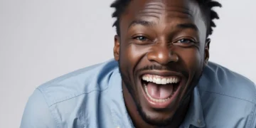 Indre motivation - storsmilende mand ser motiveret ud